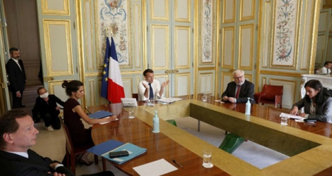 Le président Emmanuel Macron tient une réunion à l'Elysée le 16 avril 2020, en video conférence avec le comité Care réunissant médecins et chercheurs dans la lutte contre le coronavirus.