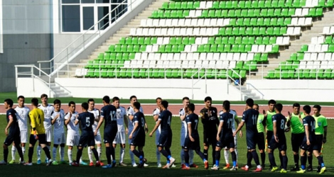 Les joueurs de Altyn Asyr (en blanc) saluent leurs adversaires de Kopetdag avant le coup d'envoi du match du Championnat national du Turkménistan, à Achkhabad, le 19 avril 2020.