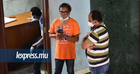 Est-ce une coïncidence qu’il ait choisit de porter un T-Shirt orange ? Kaushik Jadunundun a comparu devant la Bail and Remand Court hier.