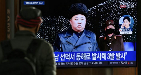 Image télévisée de Kim Jung Un, à la tête de la Corée du Nord, regardée par un passant dans une station de métro de Séoul, en Corée du Sud, le 9 mars 2020.
