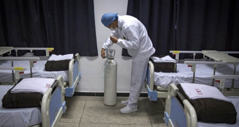 Un membre de l'équipe médicale de l'hôpital militaire marocain, à Nouaceur, au sud de Casablanca, vérifie une bouteille d'oxygène le 18 avril 2020.