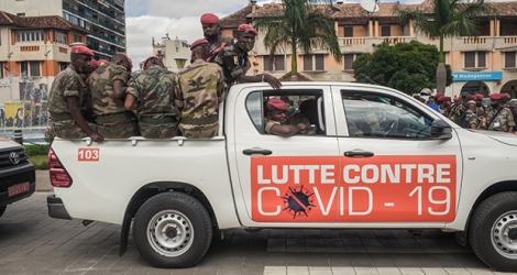Des soldats malgaches attendent devant l'Hôtel de ville d'Antananarivo, le 22 avril 2020, de recevoir des stocks d'une tisane locale vantée par le président Andry Rajoelina pour lutter contre le nouveau coronavirus.