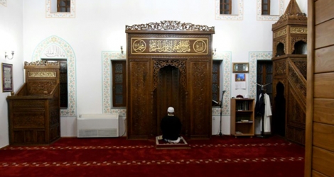 Un imam prie seul dans une mosquée de Podgorica (Monténégro), le 23 avril 2020.