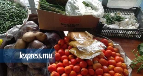 Des marchands de légumes ont fait fi des règlements du confinement à Mahébourg.