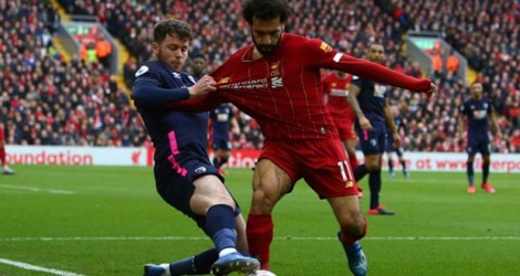 Le milieu égyptien de Liverpool, Mohamed Salah (d), à la lutte avec le défenseur de Bournemouth, Jack Simpson, lors du match de Premier League à Anfield, le 7 mars 2020.