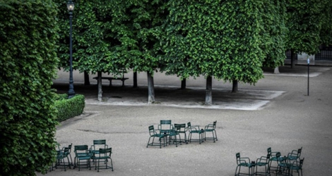 Le jardin du Palais Royal à Paris, le 27 avril 2020, fermé en raison de l'épidémie de coronavirus.