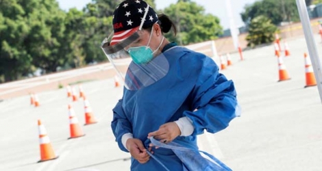 Une infirmière sur un site de dépistage du nouveau coronavirus à Inglewood en Californie le 27 avril 2020.