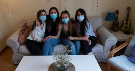 (g-d): Lourdes Ramos, Cristina Rios, Maria Luisa Prados et Ana Rubio, quatre jeunes médecins, dans leur appartement de Madrid, le 28 avril 2020.
