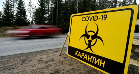 Un panneau d'avertissement «Quarantaine Covid-19» sur une route près de St-Pétersbourg, dans le nord-ouest de la Russie, le 3 mai 2020.