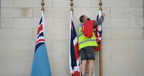 Installation des drapeaux au mémorial à Whitehall à Londres, le 7 mai 2020 pour préparer la commémoration de la fin de la Seconde guerre mondiale , le 8 mai 2020.