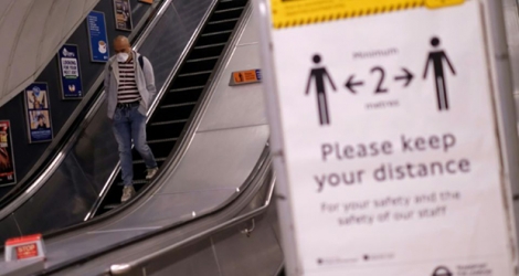 Pancartes pour respecter les distances dans le métro londonien, le 13 mai, 2020.