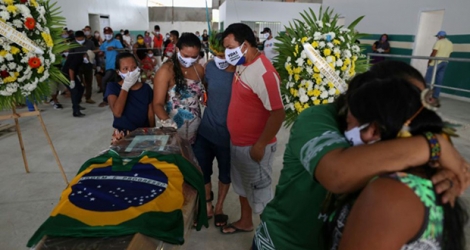 Des membres de la communauté indigène Parque das Tribos devant le cercueil de leur chef Messias, mort à 53 ans du coronavirus, le 14 mai 2020 à Manaus, au Brésil.