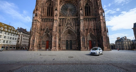 La célèbre cathédrale de Strasbourg photographiée le 17 mars 2020. Un match de foot «sauvage» a réuni dimanche 24 mai 2020 entre 300 et 400 personnes dans la grande ville de l'Est de la France, faisant fi des règles liées au déconfinement et déclenchant l'ire des élus locaux.