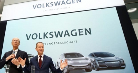 Le patron de Volkswagen Herbert Diess (droite) et le directeur du conseil de surveillance Hans Dieter Pötsch, le 13 avril 2018 à Wolfsburg.