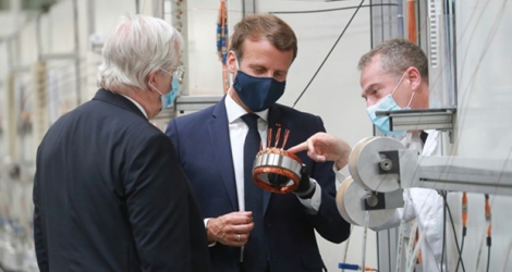 Emmanuel Macron en visute à l'usine Valéo d'Etaples, dans le nord de la France, le 26 mai 2020.