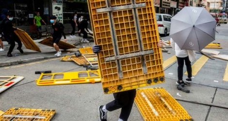 Des manifestants pro-démocratie installent un barrage de fortune dans le quartier de Mong Kok à Hong Kong, le 27 mai 2020.