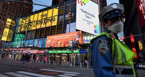Un policier porte un masque de protection à Times Square, le 27 mai 2020 à New York.