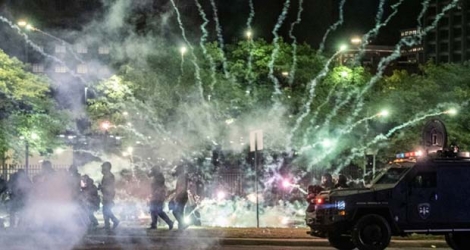 Des bonbonnes de gaz explosent à Detroit (nord des Etats-Unis) près du siège de la police locale lors d'une deuxième nuit d'émeutes le 30 mai 2020. 