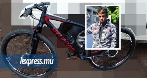 Le vélo, que Farhaan Nabeebux (en médaillon) aurait volé, a été récupéré par la police.