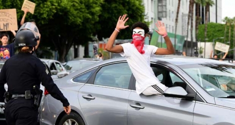 Des manifestants en voiture protestent sur Sunset Boulevard après la mort de George Floyd, à Hollywood (Californie) le 2 juin 2020.