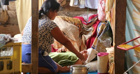 Un malade est soigné par un proche, à Iquitos au Pérou, le 1er juin 2020.