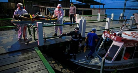 Transport par bateau d'une personne atteinte par le coronavirus, le 2 juin 2020 à Marajo, au Brésil.