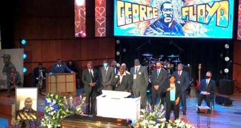 Des membres de la famille de George Floyd lui rendent hommage, au début de la cérémonie funèbre, le 4 juin 2020 à Minneapolis.