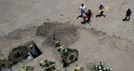 Les proches d'une victime du Covid-19 portent une croix, dans un cimetière de Valle de Chalco (Mexique), le 4 juin 2020.