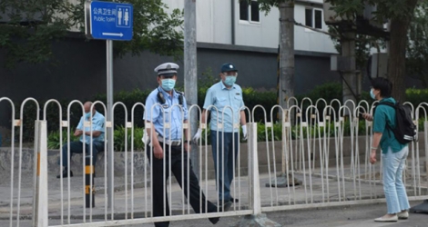 Des barrages de police à proximité du marché de Xinfadi, à Pékin, le 13 juin 2020, où des cas de contamination au coronavirus ont été détectés.