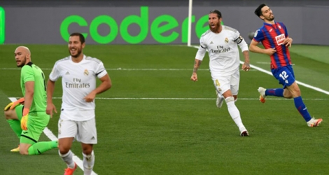 Le capitaine du Real Madrid Sergio Ramos auteur du 2e but de son équipe contre Eibar au stade Alfredo di Stefano à Valdebebas, le 14 juin 2020.