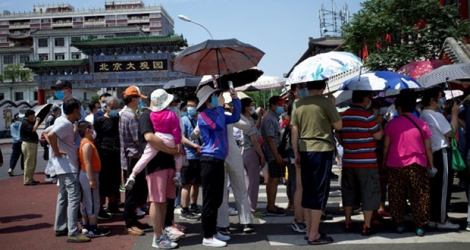 Des habitants de Pékin attendent de se faires tester le 16 juin 2020 après une résurgence de cas du Covid-19 dans la capitale chinoise.