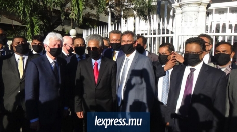 Les membres de l’opposition devant le Parlement, hier, suivant leur expulsion après leur «walk-out».