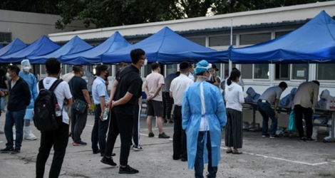 Des Chinois attendent pour se faire tester au coronavirus, le 17 juin 2020 à Pékin.