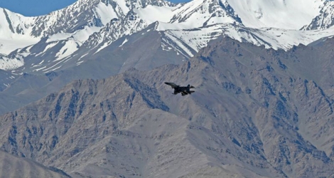 Un avion de l'armée de l'air indienne survole les montagnes du Ladakh le 23 juin, où des accrochages entre armées chinoise et indienne ont eu lieu. 