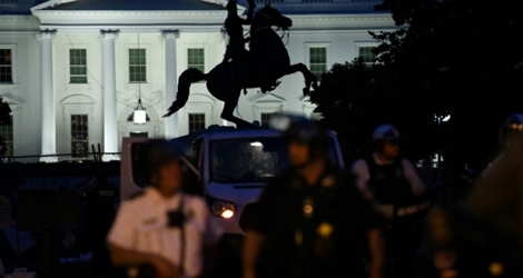 Des manifestants à Washington ont tenté lundi de mettre à terre une statue, située devant la Maison Blanche, de l'ancien président Andrew Jackson, qui soutenait l'esclavage, avant d'être repoussés par les forces de l'ordre.