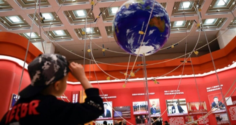 Une exposition au Musée nationale de Chine à Pékin explique aux visiteurs le système de navigation Beidou, en février 2019.