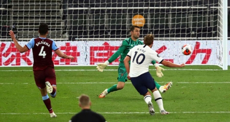 L'attaquant de Tottenham, Harry Kane (d), marque le second but de son équipe face à West Ham lors du match de Premier League, à Londres.