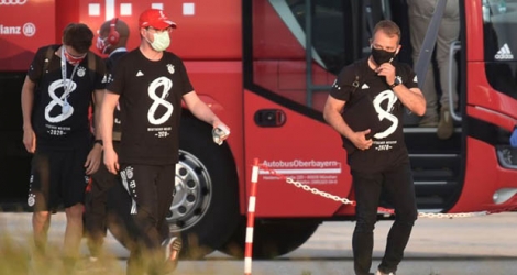 L'entraîneur du Bayern, Hansi Flick (d), et son staff à leur arrivée à l'aéroport de Oberpfaffenhofen, près de Munich, le 27 juin 2020.