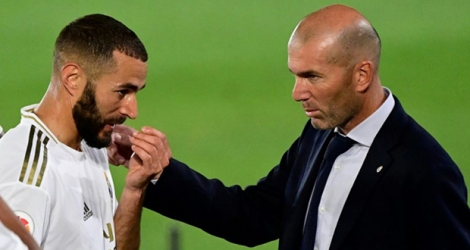 L'attaquant du Real Madrid Karim Benzema (g) et son entraîneur Zinédine Zidane, contre Majorque le 24 juin 2020 au stade Alfredo-Di Stefano, le 24 juin 2020 à Madrid.
