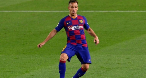 Âgé de 23 ans, Arthur a lui disputé 20 rencontres avec son équipe nationale, et 28 cette saison avec le Barça, avec quatre buts au compteur toutes compétitions confondues. 