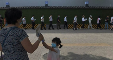 File d'attente pour les tests sur le coronavirus à Pékin, le 30 juin 2020.