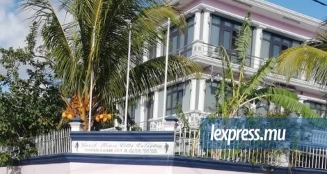Une perquisition dans un «guest house» à Sainte-Croix hier a permis l’interpellation de sept Malgaches. Le gérant, âgé de 39 ans, a été arrêté.