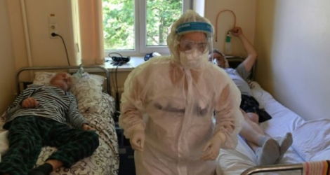 Une infirmière s'occupe de patients atteints par le Covid-19 à l'hôpital de Lviv (ouest de l'Ukraine), le 1er juillet 2020 Photo Genya SAVILOV. AFP
