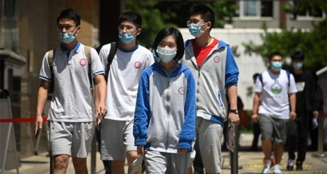 Des étudiants pékinois portant des masques de protection contre le coronavirus, le 7 juillet 2020.