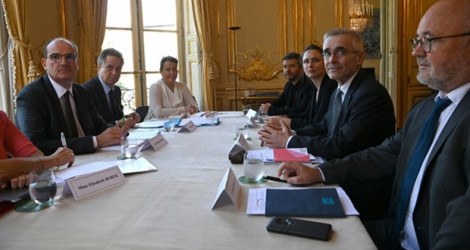 Table de négociations avec le Premier ministre Jean Castex (g) et les partenaires sociaux à Matignon, le 9 juillet 2020.