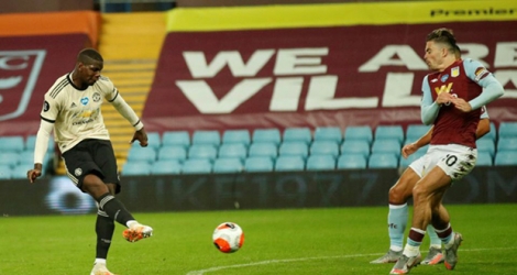 Le milieu de Manchester United Paul Pogba marque sur le terrain d'Aston Villa le 9 juillet 2020 à Birmingham.