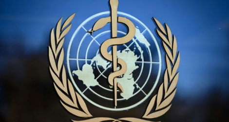 Emblème de l'Organisation mondiale de la santé au siège de l'OMS à Genève le 24 février 2020.