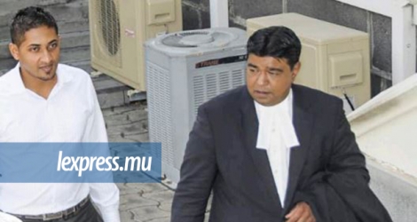 Yesudass Veeranah en compagnie de son homme de loi, Me Ashley Hurhangee (à dr.), lors de l’ouverture de son procès devant les Assises, le 3 septembre 2013.