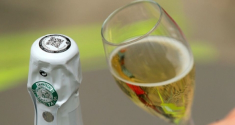 Pendant la crise sanitaire, des maisons de champagne ont lancé des dégustations connectées pour rester en contact avec leur client.