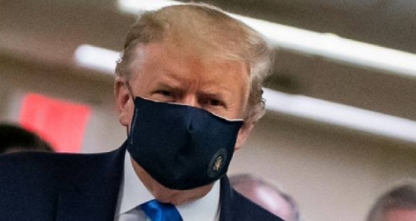 Le président des Etats-Unis Donald Trump porte pour la première fois un masque de protection en public, lors d'une visite à l'hôpital militaire Walter Reed à Bethesda le 11 juillet 2020 